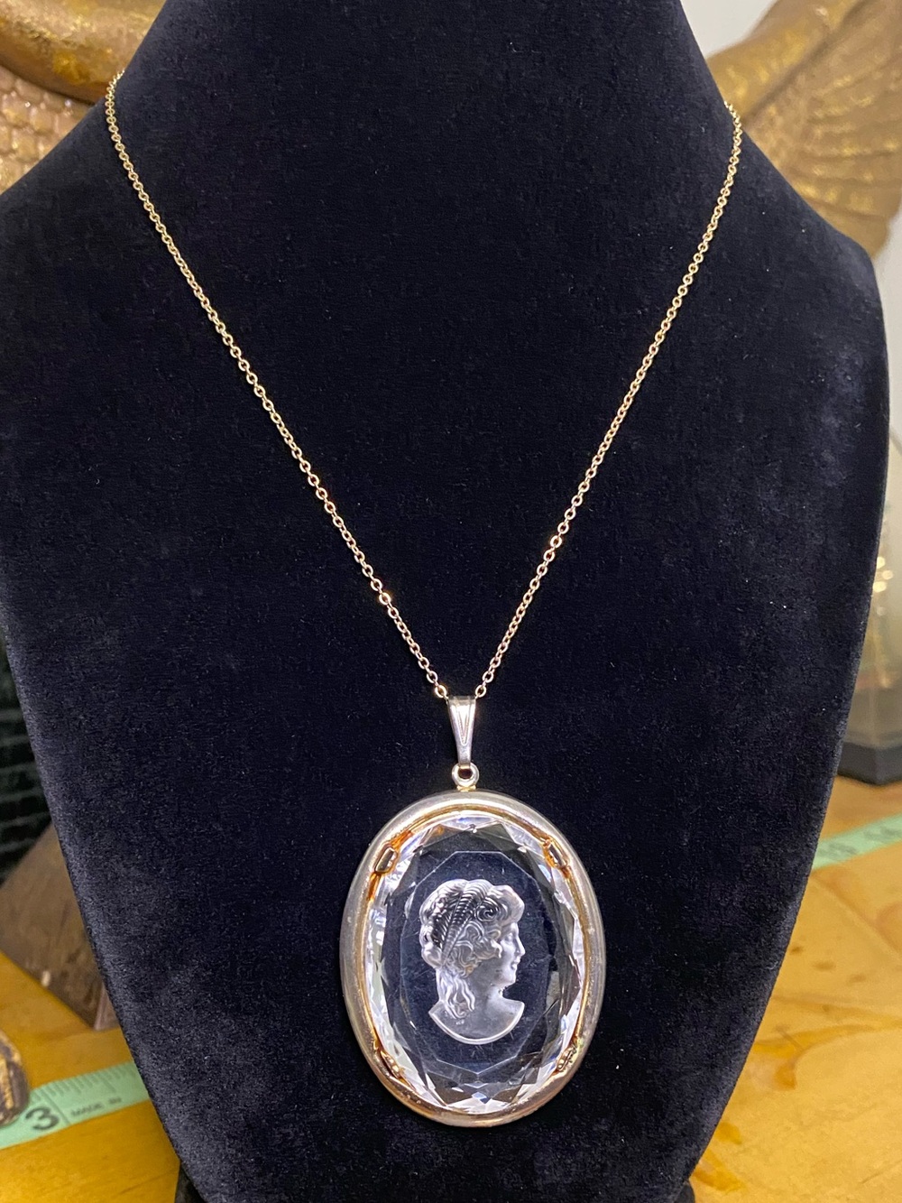 Vintage EMMONS Gold-Tone glass Cameo Pendant Necklace
